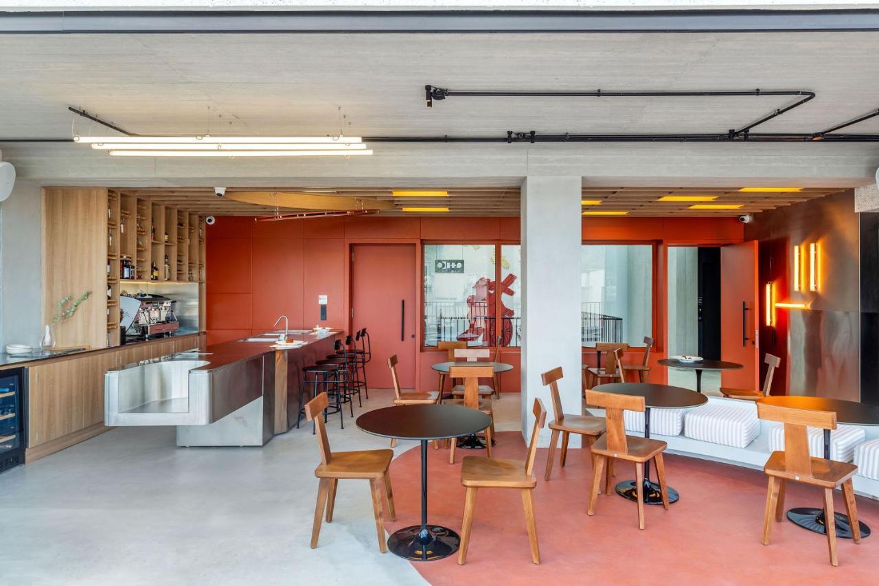 The Newel Psychiko Hotell Aten Exteriör bild The kitchen and dining area
