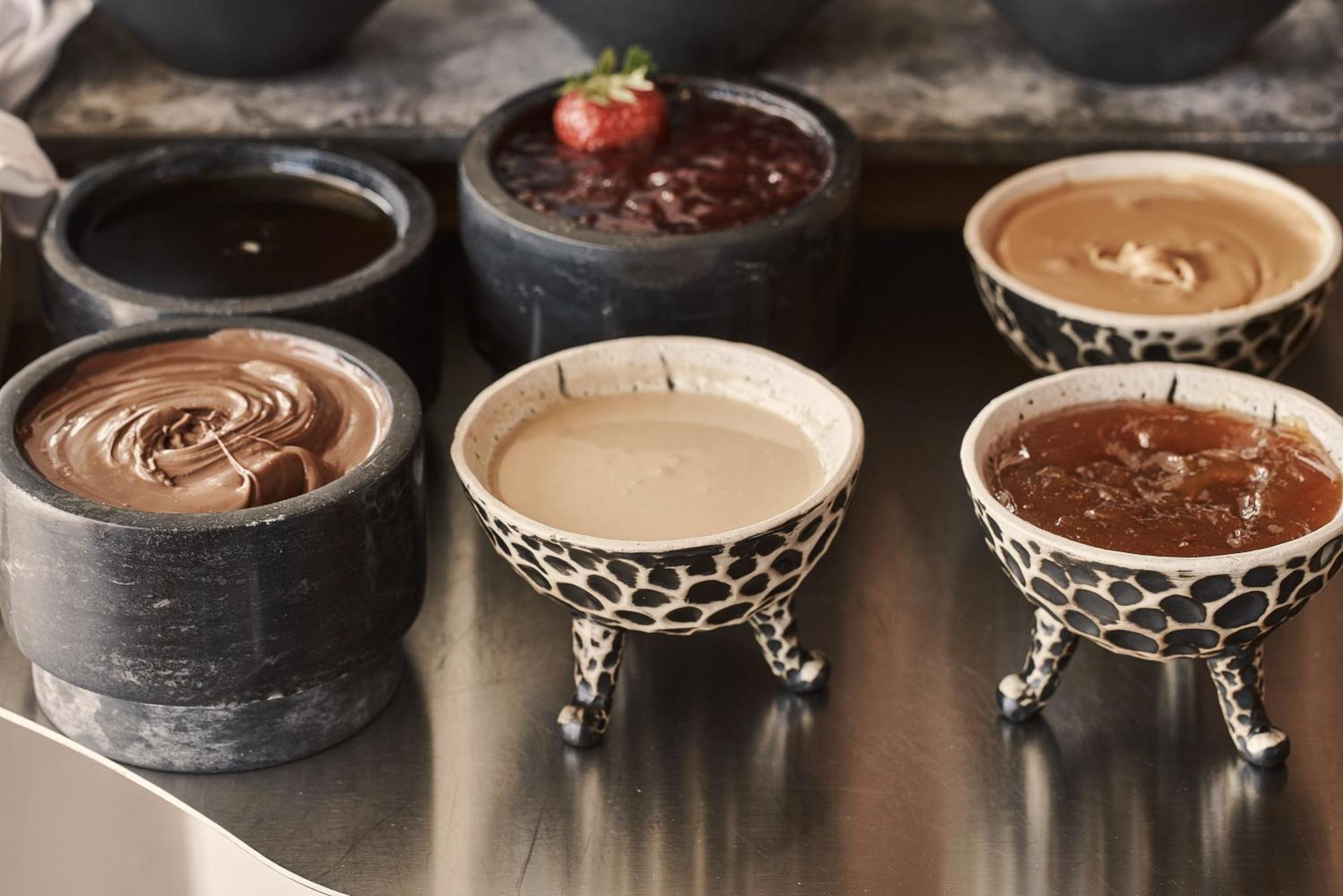 The Newel Psychiko Hotell Aten Exteriör bild Chocolate fondue