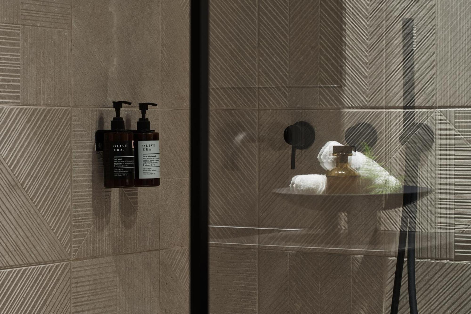 The Newel Psychiko Hotell Aten Exteriör bild A shower with soap and shampoo dispensers