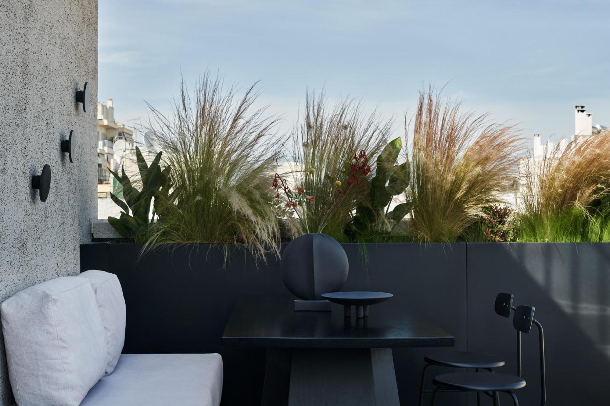 The Newel Psychiko Hotell Aten Exteriör bild The rooftop garden